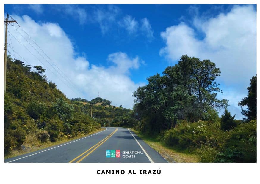 Carretera hacia el Volc&aacute;n Iraz&uacute;